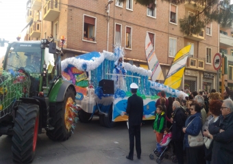 carro entra a Vignola col trattore